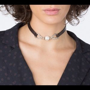 Beautiful Uno de 50 leather choker with pearl